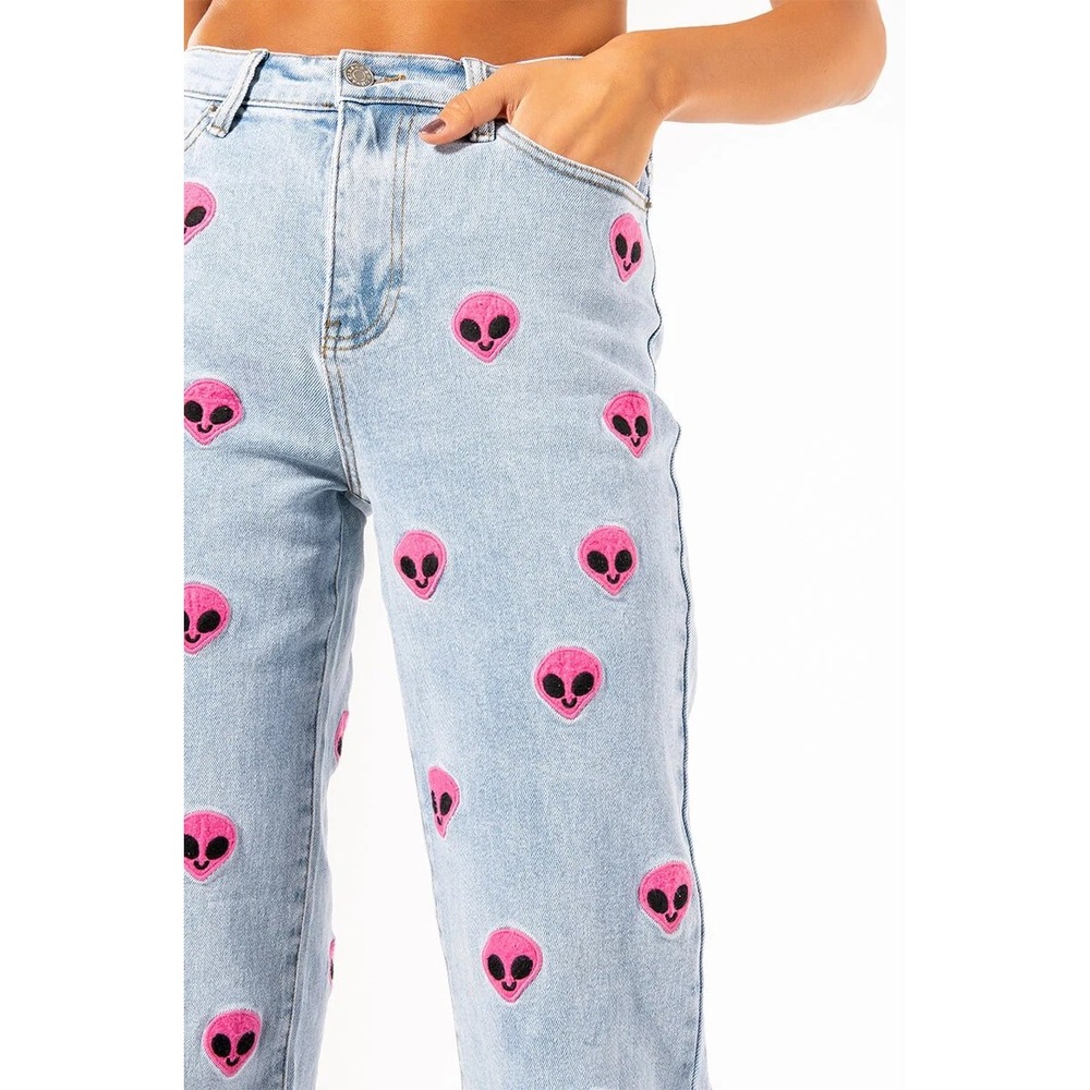 Akira Women Light Wash Pink Alien Patch Straight Leg Jeans Size 17 W32 Y2K Style